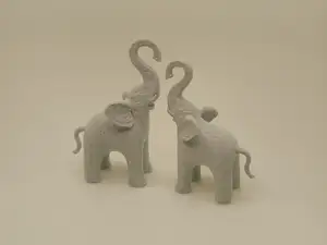 Elegantes Elefanten-Duo mit erhobenen Rüsseln