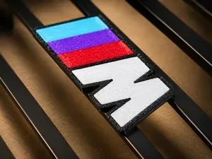 Bmw E30 - M-tech 2 - Front grill badge