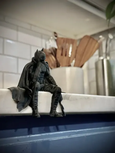 Sad Batman sitting on a Ledge Figurine! — Фото 12 из 12