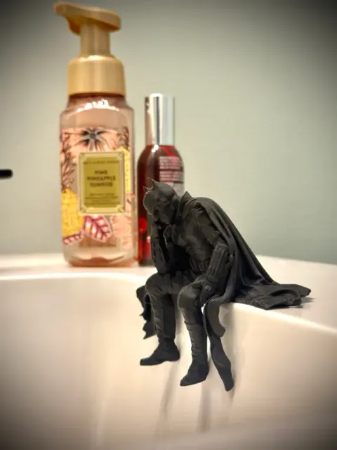 Sad Batman sitting on a Ledge Figurine! — Фото 8 из 12