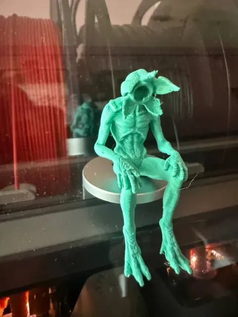 Stranger Things-Sad Demogorgon Sitting on a Ledge — Фото 3 из 5