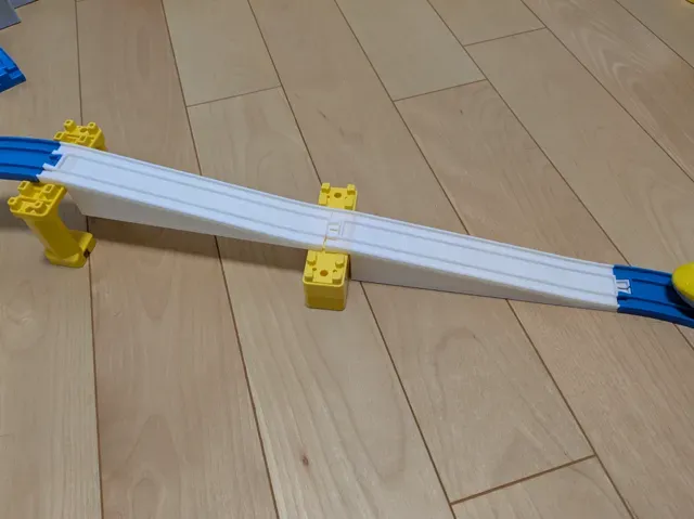 プラレールのゆるやかな坂道(登ることが可能)