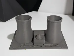 Nuclear reactor with cooling towers