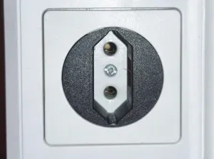 Adapter für Schuko-Steckdosen inklusiv Staubschutz