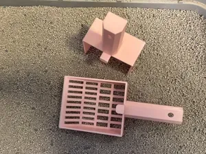 A sturdy cat litter scoop 结实的猫砂铲