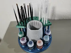 Pinselhalter mit Farben und Becherablage