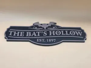 The Bat’s Hollow – Gothic Halloween Schild