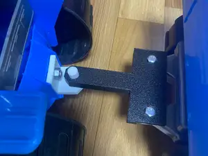 Toy tractor hitch