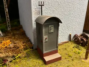 Model Train - 1:22.5 - telecommunications house