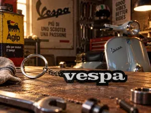 Vespa Keychain – Modern Logo