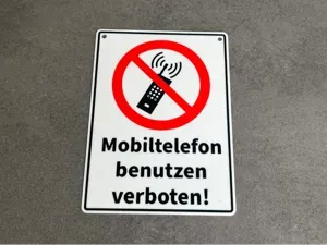 Verbotsschild "Mobiltelefon benutzen verboten" GER