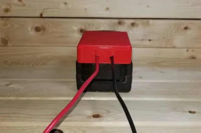 Milwaukee M18 Battery adapter with connector — Image 3 of 5