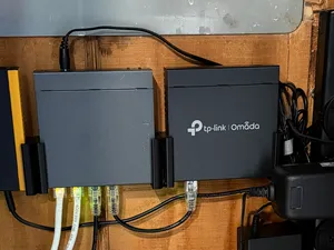 TP-Link Wall Mount- Omada OC200, 5 Port POE Switch