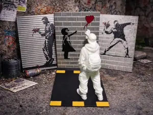 Urban Graffiti Diorama Interchangeable Banksy Wall