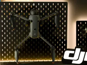 DJI Mavic 4 Pro Drohne - IKEA Skådis Halterung