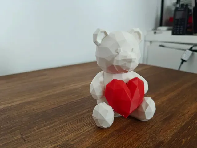Low Poly Valentine Teddy Bear with Heart — Фото 3 из 12