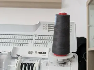 Spool holder for sewingmachine