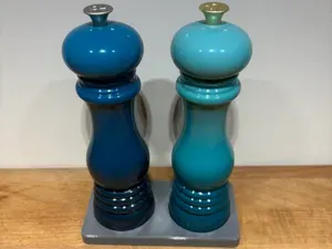 Le Creuset Salt Pepper grinder stand
