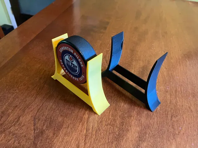 Hockey puck holder — Image 2 of 4