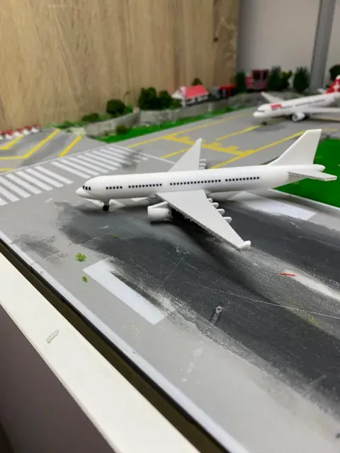 1:400 scale Airbus A330-200 — Фото 3 из 7
