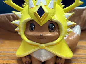 Eevee Chibi con Mantellino di Jolteon Pokemon