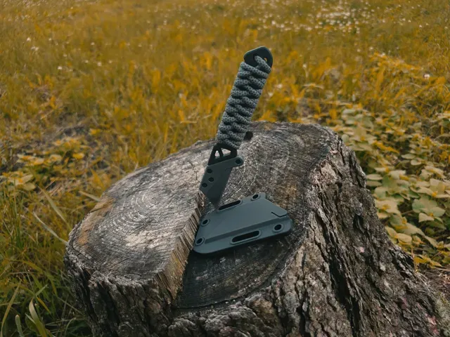 EDC Utility Knife with Paracord Handle — Фото 2 из 4