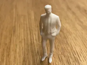 Kleiner Mann mit Anzug