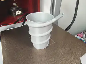 带盘旋吸管的水杯