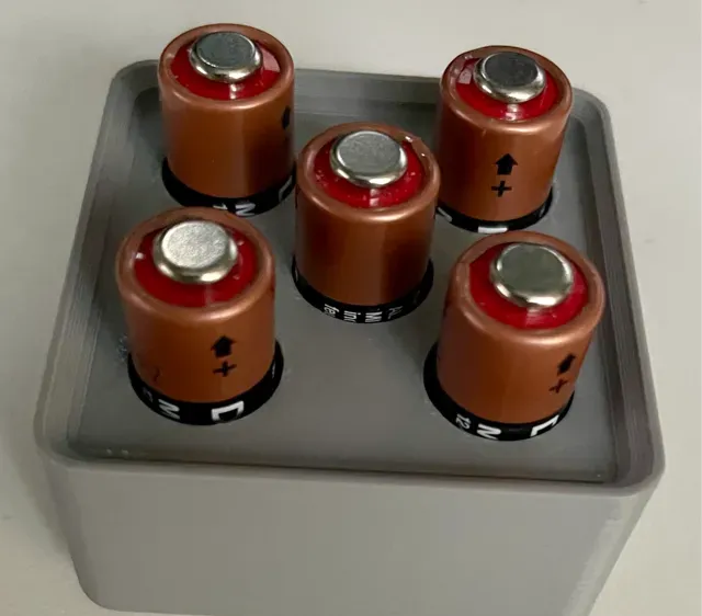 Gridfinity with pin MN21/32 battery storage