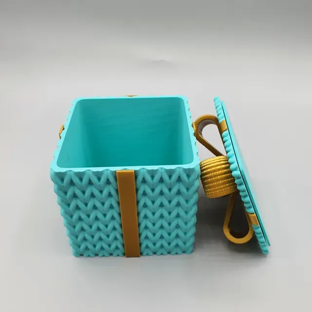 MULTICOLOR CHRISTMAS CROCHET GIFT BOX — Image 5 of 5
