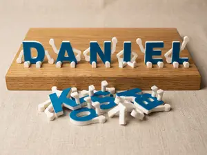Sitzende Buchstaben mit Beinen
