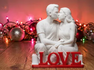 Love Figure – Kissing Valentine’s Day Decor