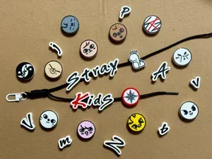Dijes para llaveros de cuerda sobre Stray Kids.