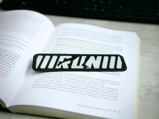 Marque-page Running "RUN" Minimaliste & Dynamique — Image 3 of 3