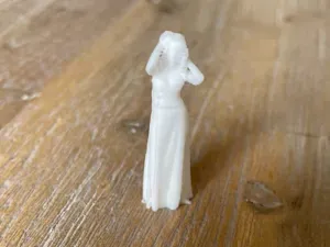 Kleine Frau mit Kleid