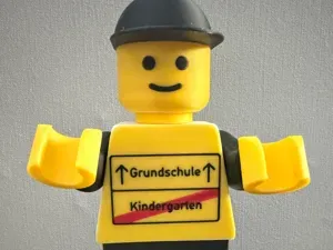 Kindergarten Schulkind Brickman 20cm Figur