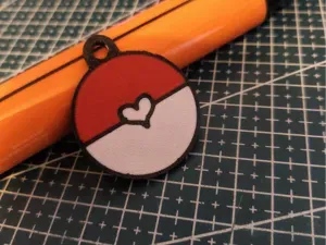 Llavero Pokeball con centro de corazon