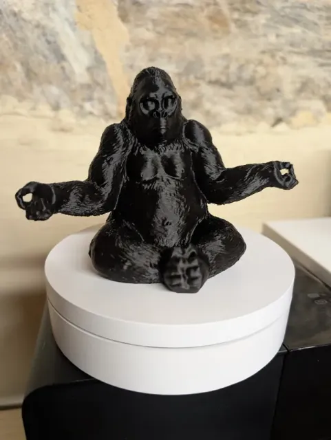 Gorille zen – Sculpture méditative style Bouddha — Image 5 of 5