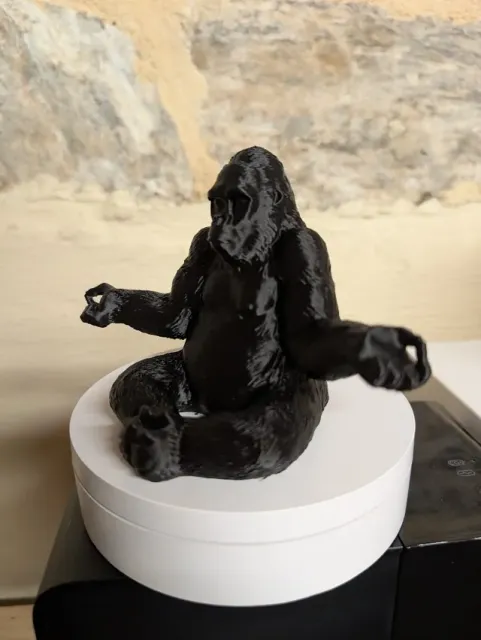 Gorille zen – Sculpture méditative style Bouddha — Image 3 of 5