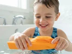 Vibrant Mini Speedboat Toy for Bathtub Fun