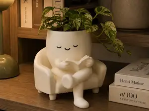 Petit pot mignon entrain de lire