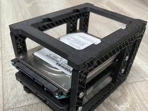 2.5" drive cage with stackable assembly