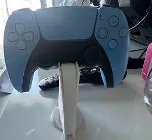soporte para controller con forma de ps5