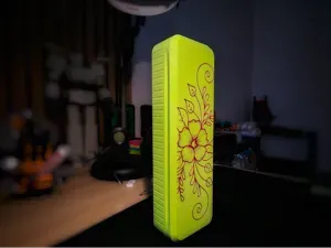 Box with floral decoration for brushes and more.