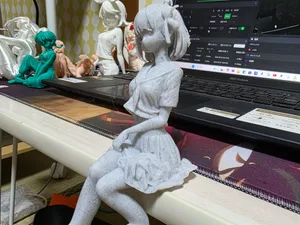 座るセーラー服の錦木千束