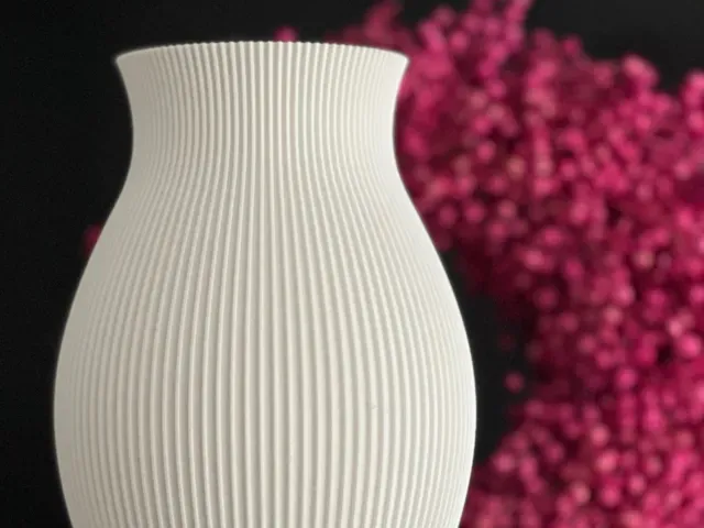 Linja Freja - Modern gerippte Vase mit retro Touch