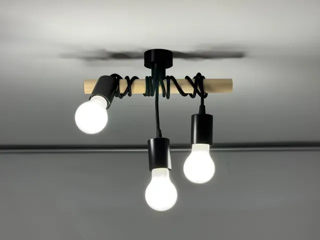 lampadario da soffitto con cavi arrotolati