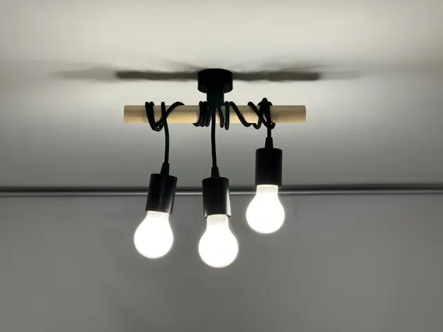 lampadario da soffitto con cavi arrotolati — Фото 2 из 7