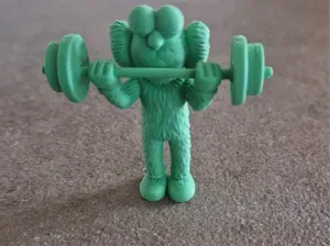 pupazzo kaws pesi con bilancere