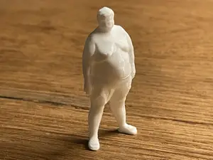 Kleiner dicker Mann mit Badehose
